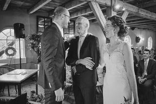 Bruidspaar Ilse en Robbert met ambtenaar tijdens ceremonie in Boerderij Burgersdijk De Lier - Trouwshoot Stefan Segers
