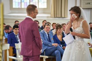 tijdens de bruiloft van Emmely en Tom bij Villa Ockenburg. Ceremonie in de kerk in 's-gravenzande - Trouwshoot Stefan Segers