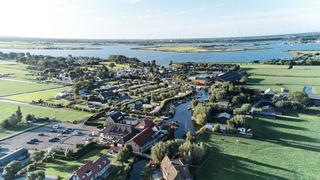 Luchtfoto van Patrick en Lyn's trouwdag bij Meerhoeve in Oud Ade: groene polders, water en landelijk schoon - Trouwshoot Stef