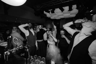 Bruid Anita en bruidegom Anton dansen uitgelaten op trouwfeest Clingendael Oegstgeest Den Haag, feestelijke trouwreportage -
