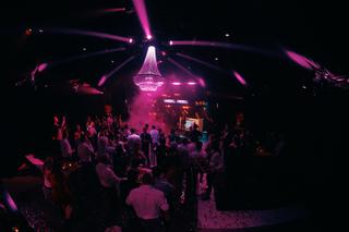 Bruidspaar Maud en Sander feestje op dansfeest met roze verlichting en kroonluchter, trouwreportage Fort 1881 - Trouwshoot St