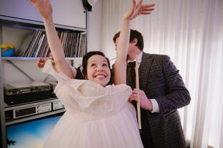 Bruidspaar Niels en Marguerite dansen uitgelaten in vintage interieur, trouwreportage Paviljoen de Witte Scheveningen - Trouw