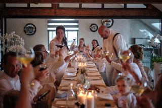 Bruidspaar en gasten toasten aan feesttafel, trouwreceptie Sodafabriek Schiedam, gezellige bruiloftsfeer - Trouwshoot Stefan