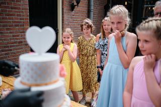 Bruidstaart met hart bij trouwfeest, kinderen in festive kleding genieten van bruiloft Johan en Marion in Vlietzigt Rijswijk,