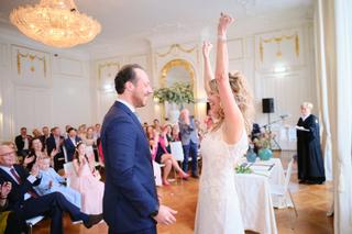 Bruidspaar Sandra en David dansen enthousiast voor applaudisserende gasten in elegant zaal Het Spaansche Hof Den Haag, trouwr