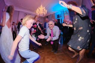 Bruidspaar Sandra en David dansen op bruiloft Het Spaansche Hof Den Haag, kinderen dansen mee, feestelijke trouwreportage - T