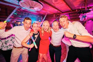 Bruidspaar Patrick en Lyn vieren feest met gasten op dansfeest, trouwreportage Ter Aar Oud Ade Delft Delftse Hout Meerhoeve -