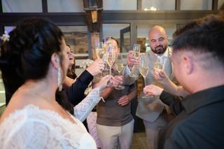 Bruidspaar en gasten klinken met champagne op huwelijksfeest, feestelijk moment in Sodafabriek Schiedam, trouwreportage - Tro