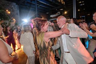 Bruidsgasten dansen feestelijk op trouwreceptie Sodafabriek Schiedam, huwelijksfeest met warmte en plezier - Trouwshoot Stefa