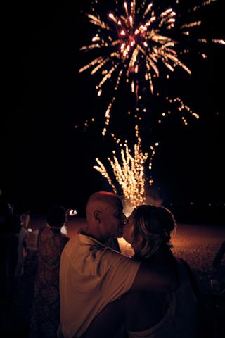 Bruidspaar kust onder vuurwerk op het strand, romantische avondsc√®ne trouwreportage - Trouwshoot Stefan Segers