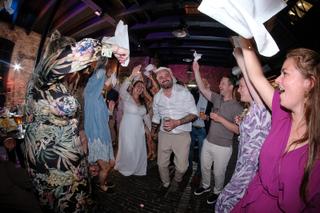Bruidspaar danst met gasten op trouwfeest, confetti vliegt, feestelijke sfeer Torpedoloods Hoek van Holland - Trouwshoot Stef