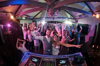 Bruidspaar Carlo en Lucinda feesten met gasten op dansfeest, trouwreportage Kasteel Sypesteyn Loosdrecht - Trouwshoot Stefan