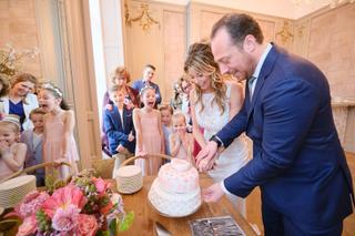 Bruidspaar Sandra en David snijden trouwtaart met familie en kinderen, feestelijke bruiloft Het Spaansche Hof Den Haag - Trou