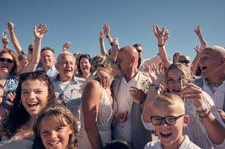 Bruidspaar Chris en Gerco vieren met familie en gasten aan Strandclub Naturel Scheveningen, trouwreportage IJsselstein - Trou