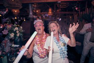 Bruidspaar Silvia en Patrick feest uitbundig op huwelijksreceptie Beachhouse Kijkduin Den Haag, trouwreportage - Trouwshoot S