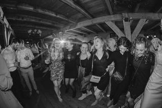 Bruidspaar Ilse en Robbert feest met gasten op bruiloft Boerderij Burgersdijk De Lier, trouwreportage - Trouwshoot Stefan Seg