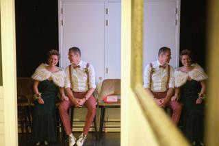 Bruidspaar Bart en Esther in trouwkledij zit samen op stoel, feestelijke sfeer stadhuis Leidschendam, trouwreportage - Trouws