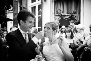 Bruidspaar Joris en Sylvia eet taart op bruiloft Raadhuis Voorburg Leidschendam, vrolijke trouwreportage - Trouwshoot Stefan