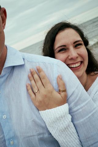 Op het strand van Duindorp het huwelijksaanzoek van Cees en Kiki - Trouwshoot Stefan Segers