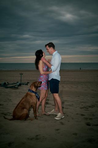 Op het strand van Duindorp het huwelijksaanzoek van Cees en Kiki