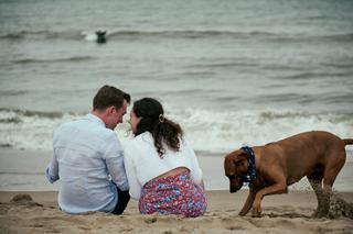 Op het strand van Duindorp het huwelijksaanzoek van Cees en Kiki - Trouwshoot Stefan Segers