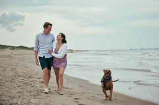 Op het strand van Duindorp het huwelijksaanzoek van Cees en Kiki