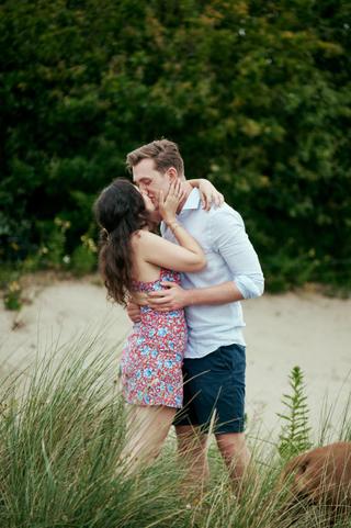 Op het strand van Duindorp het huwelijksaanzoek van Cees en Kiki - Trouwshoot Stefan Segers