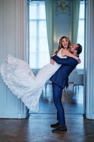 Bruidegom draagt bruid in witte trouwjurk, loveshoot Sandra en David bij Spaansche Hof Den Haag - Trouwshoot Stefan Segers