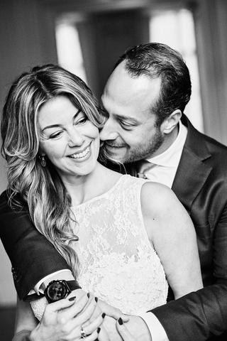 Bruidspaar Sandra en David knuffelen blij tijdens loveshoot bij Spaansche Hof Den Haag, intieme trouwfotografie - Trouwshoot