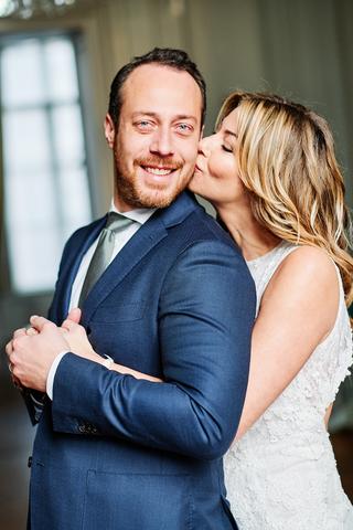 Bruidspaar Sandra en David omarmt elkaar tijdens loveshoot in Spaansche Hof Den Haag, intieme trouwreportage - Trouwshoot Ste
