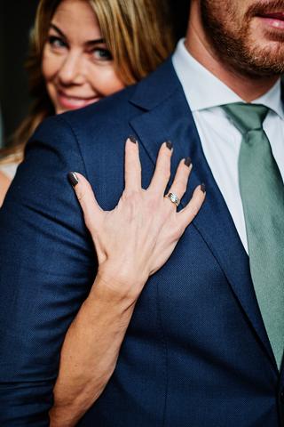 Bruidspaar Sandra en David tonen trouwringen, loveshoot Spaansche Hof Den Haag, bruidsfotografie - Trouwshoot Stefan Segers