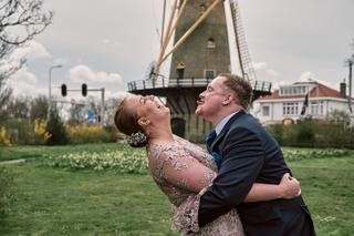 Bruidspaar Wijnand en Maddy omhelsd bij historische molen Villa Ockenburg Naaldwijk, romantische trouwreportage - Trouwshoot