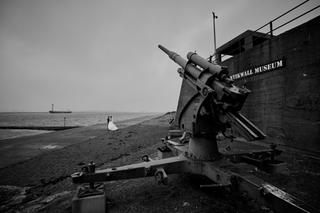 Emmely en Tom bij het Antikwall Museum aan het Strand van 's-Gravenzande met historisch kanon - Trouwshoot Stefan Segers