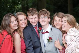 Bruidspaar Saskia en Pim met vrienden en familie bij trouwceremonie De Knip Voorschoten, vrolijk groepsportret - Trouwshoot S