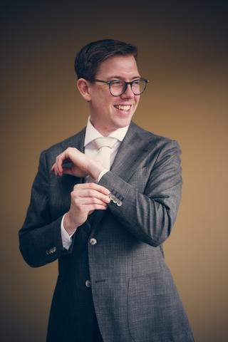 Bruidegom Yvo in grijs pak en bril, trouwreportage stadhuis Den Haag - Trouwshoot Stefan Segers