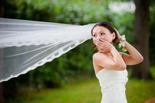 Bruid Roza lachend in witte jurk met dansende sluier in de tuin van Museum Hoffwijk Voorburg - Trouwshoot Stefan Segers