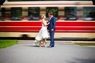 Bruidspaar Joop en Maartje voor retro tram Carlton Ambassador Hotel Den Haag, trouwreportage - Trouwshoot Stefan Segers