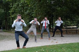 Groomsmen bruidegom Pim en vrienden maken grappige selfie in park De Knip Voorschoten, bruidsfotografie trouwreportage - Trou
