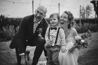 Ilse en Robbert lachen samen met hun bruidsjonker op de boerderij - pure vreugde en verbondenheid in dit moment - Trouwshoot