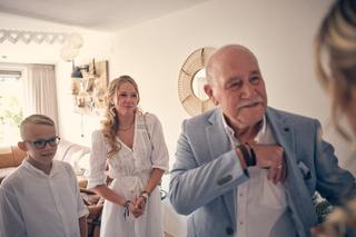 Pascal spreekt tijdens zijn bruiloft met Jolanda in Strandclub Naturel - Trouwshoot Stefan Segers