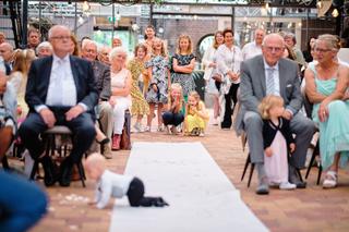 Trouwerij Johan en Marion bij Vlietzigt Rijswijk, gasten juichen toe bij Delftse Hout bruiloft, familiefeest trouwreportage -