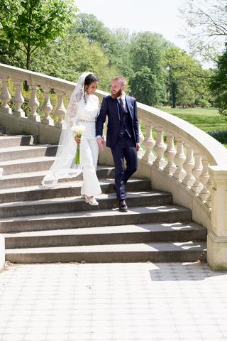 Bruidspaar Frank en Jennifer loopt hand in hand de trappen af bij Clingendael Den Haag - Trouwshoot Stefan Segers