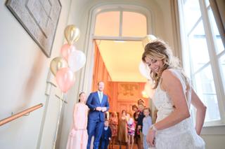 Bruid Sandra in trouwjurk met bruidegom David en gasten in elegant trappenhuis Het Spaansche Hof Den Haag, bruiloft trouwrepo