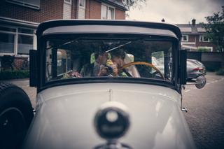 Bruidspaar Gerco en Marjolein in vintage auto bij Clingendael Den Haag, romantische trouwreportage - Trouwshoot Stefan Segers