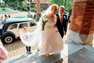 Bruidspaar Helen en Burt verlaten trouwlocatie Hoeve Kromwijk met bruidsjonkers Robert en Daniel, vintage auto, bruidsfotogra