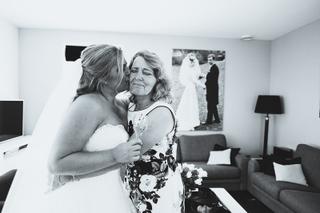 Bruid Vanessa en moeder emotioneel moment in kleedkamer, trouwreportage Down Under Scheveningen - Trouwshoot Stefan Segers
