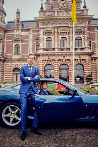 Bruidegoms Daniel en Martijn bij luxe auto voor Kasteel oud Wassenaar, elegante trouwreportage - Trouwshoot Stefan Segers