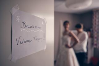 Bruidskamer bordje met 'Verboden Toegang' opschrift, bruidspaar Gerco en Marjolein in achtergrond, trouwreportage Clingendael
