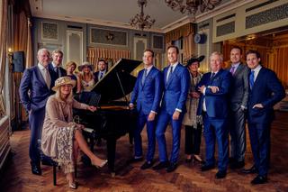 Bruidspaar Daniel en Martijn met familie bij vleugelpiano in elegant interieur Kasteel Oud Wassenaar, trouwreportage - Trouws