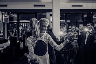 Bruid Carlijn en bruidegom dansen op receptie Hotel Des Indes Den Haag, gasten kijken toe, trouwreportage - Trouwshoot Stefan